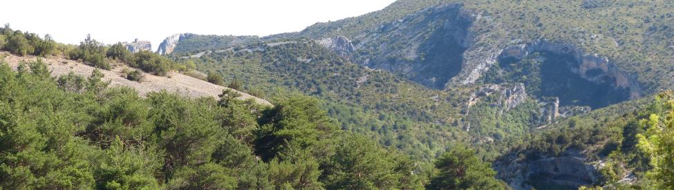 Vista de la cueva de la Fuente del Trucho