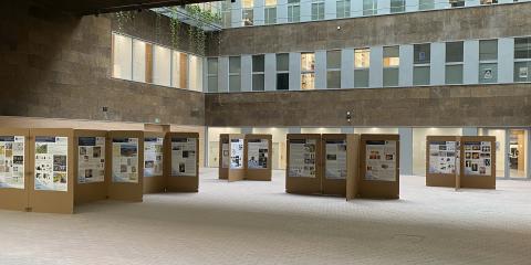 Vista del Atrio de Filosofía y Letras - UNIZAR con la exposición P3A 2023-2025